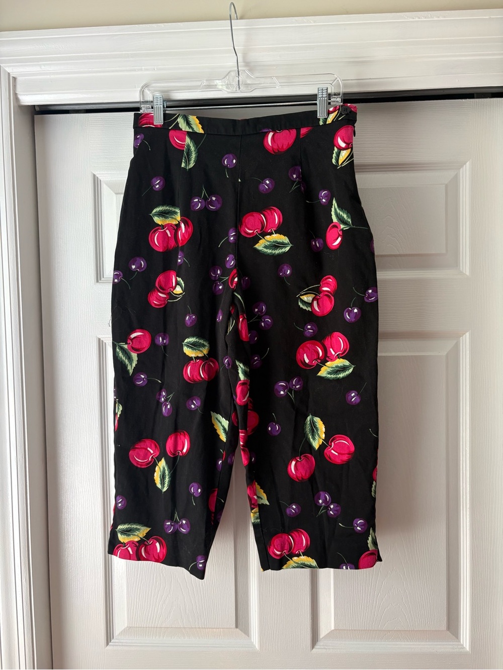 Vintage Black Cherry Print Cropped Pants